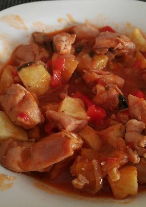 Una foto de Pollo chilindrón con guarnición
