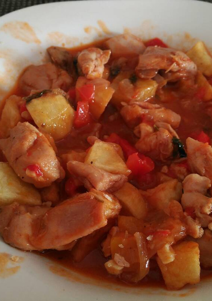Una foto de Pollo chilindrón con guarnición