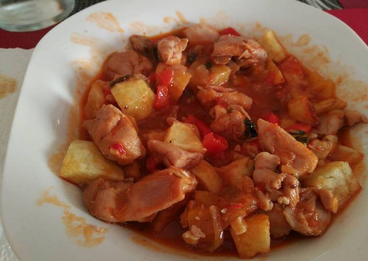 Pollo chilindrón con guarnición