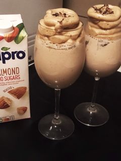 Une photo de Dalgona coffee. Milkshake banane lait d’amande et sa mousse de café