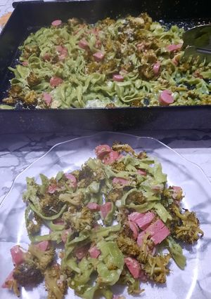 Una foto de Fideos con brócoli y salchichas