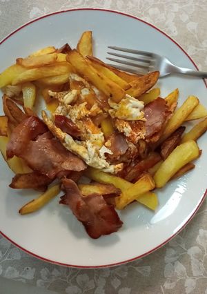 Una foto de Huevos Rotos