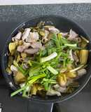 Lòng heo xào cải chua