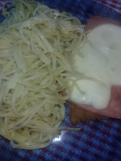 Una foto de Fideos con milanesa a la napolitana