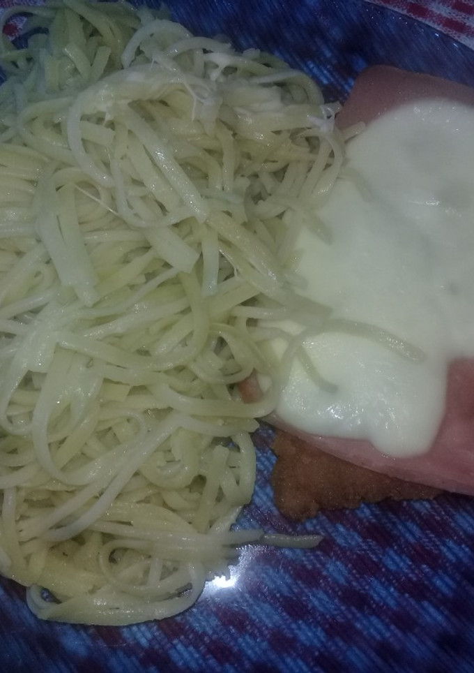 Una foto de Fideos con milanesa a la napolitana