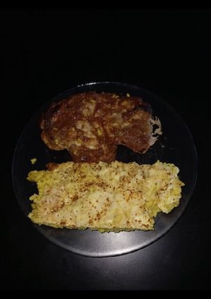 Una foto de Churrasco de cerdo agridulce, con arroz gratinado
