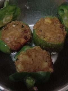 भरवा शिमला मिर्च (Bharwan Shimla mirch recipe in Hindi) रेसिपी मुख्य फोटो