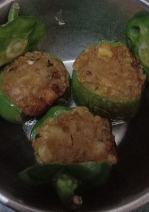 भरवा शिमला मिर्च (Bharwan Shimla mirch recipe in Hindi) रेसिपी मुख्य फोटो