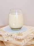 Smoothie de banana, damasco y coco con avena y jengibre