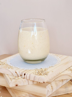 Una foto de Smoothie de banana, damasco y coco con avena y jengibre