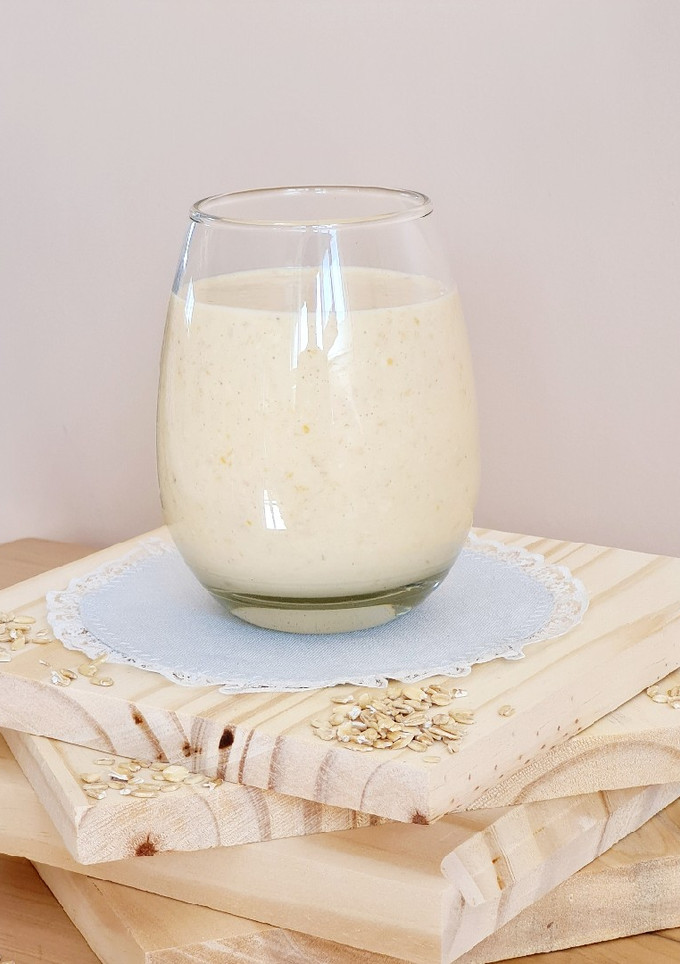 Una foto de Smoothie de banana, damasco y coco con avena y jengibre