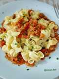 Saquitos de pasta rellena de queso con tomate