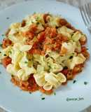 Saquitos de pasta rellena de queso con tomate
