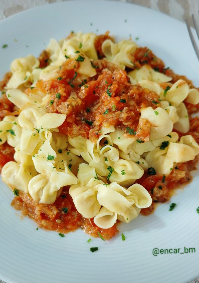 Una foto de Saquitos de pasta rellena de queso con tomate