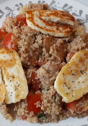 Una foto de Fattoush de halloumi y quinoa