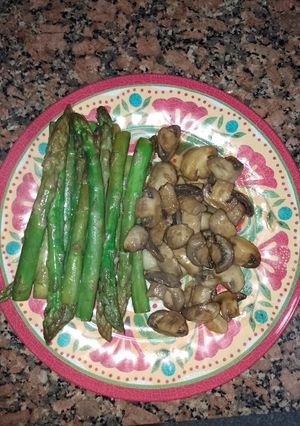 Una foto de Ensalada de espárragos y champiñones con vino blanco