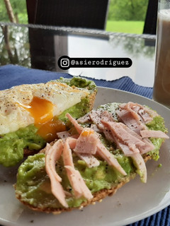 Una foto de Tostadas de aguacate con huevo y jamón york 🥑