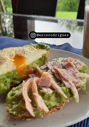 Una foto de Tostadas de aguacate con huevo y jamón york 🥑