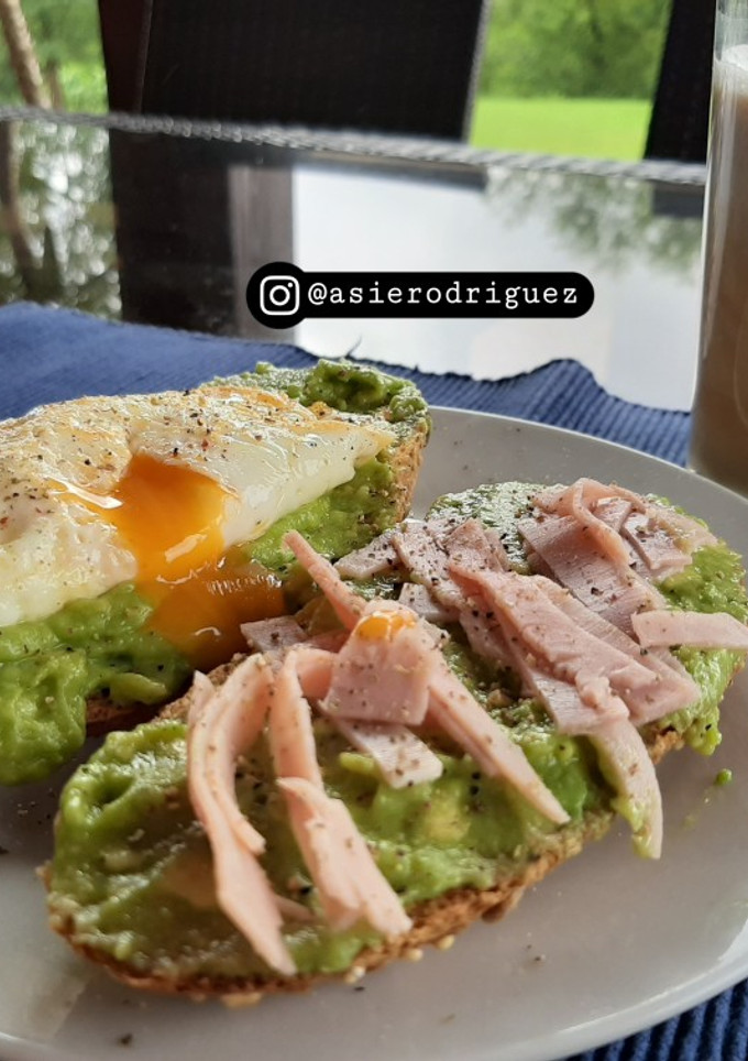 Una foto de Tostadas de aguacate con huevo y jamón york 🥑