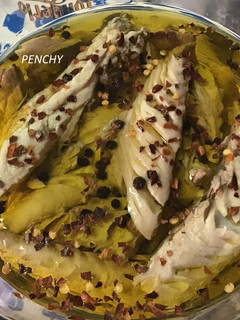 Una foto de Caballa en aceite de oliva con copos de chile