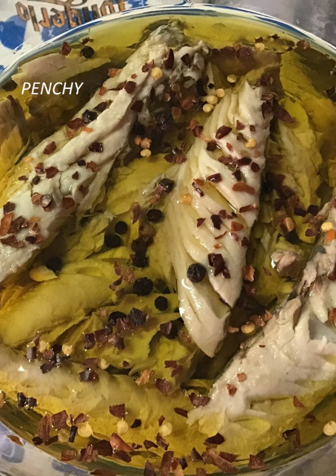 Una foto de Caballa en aceite de oliva con copos de chile