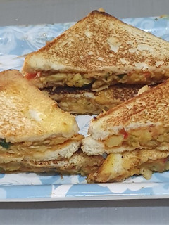 A picture of Potato and chicken sandwich.