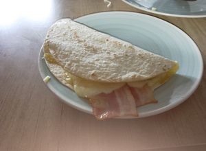 Una foto de Piadina de bacon y queso 🥓🧀
