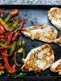 Pollo con verduras rápido en la plancheta
