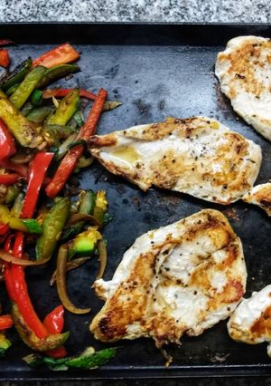 Una foto de Pollo con verduras rápido en la plancheta
