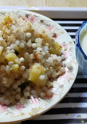 साबुदाणा खिचडी (sabudana khichadi recipe in marathi) रेसिपी चे मुख्य फोटो