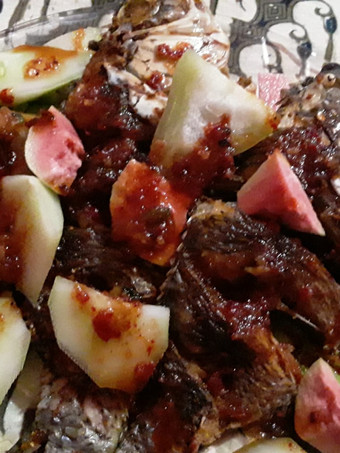 Langkah Mudah untuk Menyiapkan Ikan goreng bumbu rujak buah Enak Dan Mudah
