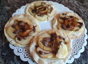 Una foto de Tartitas dulces con tapas de empanadas🙂