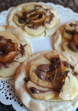 Una foto de Tartitas dulces con tapas de empanadas🙂