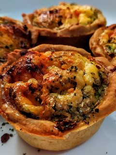 Una foto de MINI Quichés de🥒Calabacín, Lechuga y🥩Fiambres Españoles...!🍷