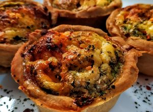Una foto de MINI Quichés de🥒Calabacín, Lechuga y🥩Fiambres Españoles...!🍷