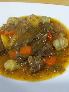 Una foto de Carne en salsa con alcachofas y zanahorias