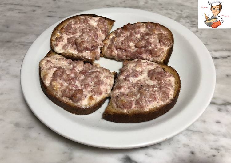 Crostini salsiccia e stracchino