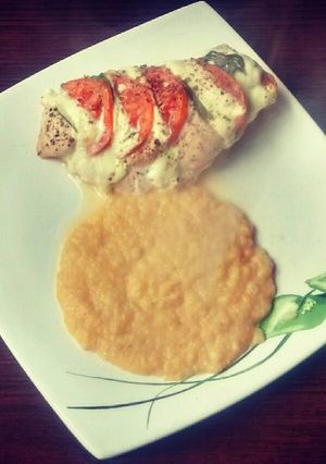 Una foto de Pechuga caprese con puré mixto