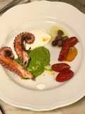 Polpo croccante su crema di burrata datterini confit olive taggiasche e pesto di rucola