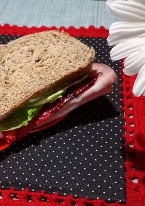 Una foto de Sandwich de mortadela c-morrón asado 🥪❤️