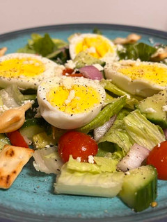 A picture of Kachumber salad with eggs.