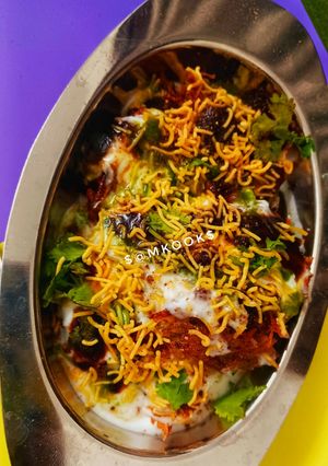 A picture of Aloo Laccha Tikki Chat.