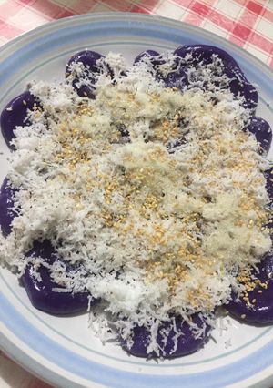 A picture of Palitaw (flat Rice Cake).