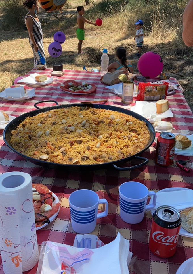 Una foto de Fideuá de pescado y marisco