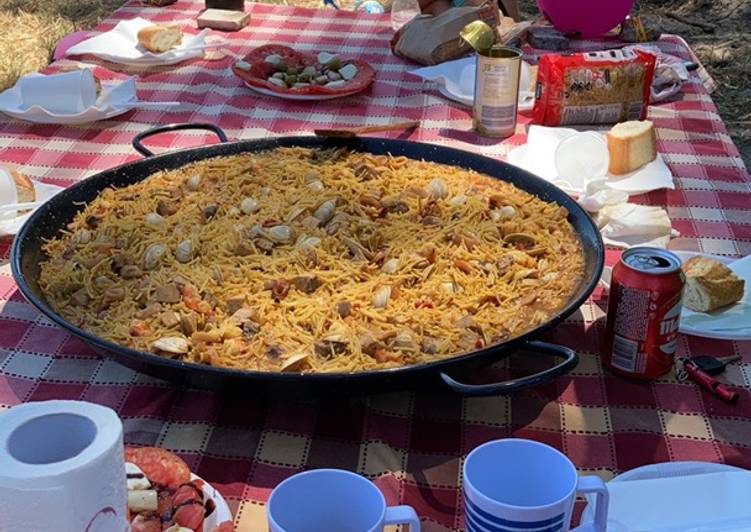 Fideuá de pescado y marisco