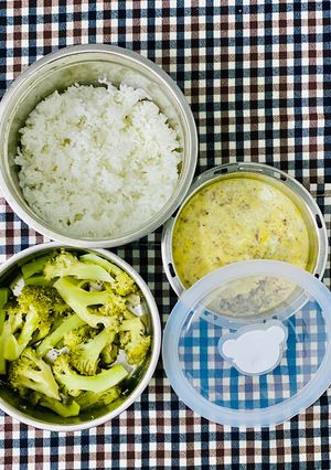 Hình của món Nấu cơm với chiếc cặp lồng 3 ngăn.