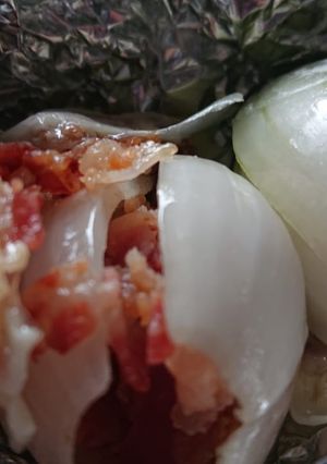 Una foto de Cebollas asadas (rellenas de queso manchego y tocino)