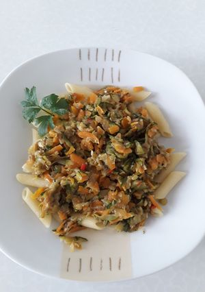 Una foto de Pasta con  vegetales 🍆🥕