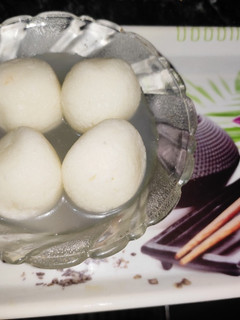 स्पंजी रसगुल्ला (spongy rasgulla recipe in Hindi) रेसिपी मुख्य फोटो