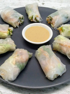 Una foto de Rollitos vietnamitas fríos con salsa de cacahuete